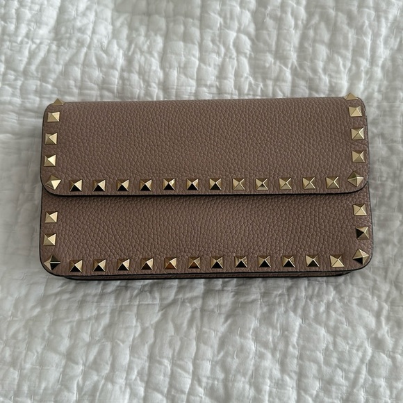 Valentino Garavani Handbags - Valentino Garavani Rockstud chain pouch